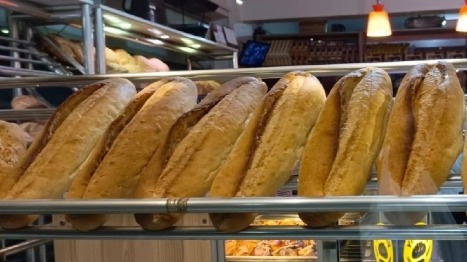 İzmir’de Ekmek Fiyatı 15 TL’ye Yükseldi!