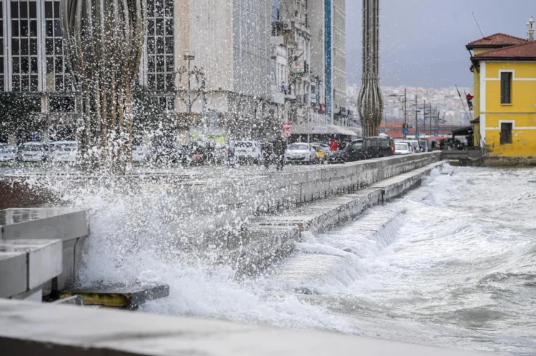 İzmir’de Fırtına Duvarı Deniz Taşkınını Engelledi