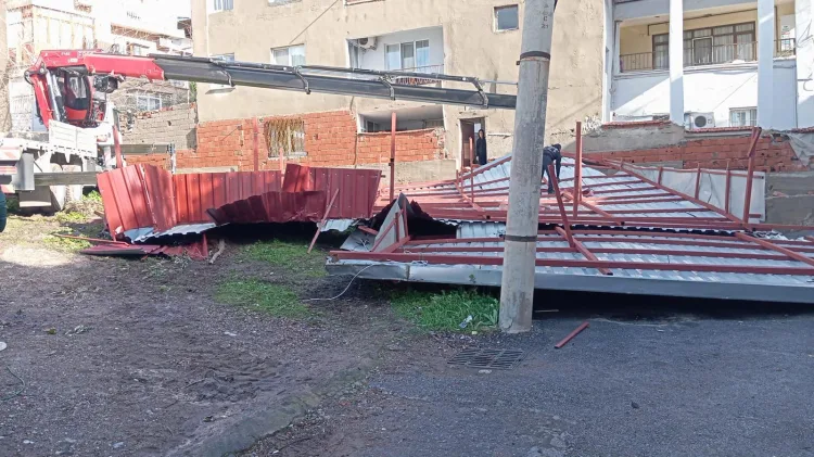 İzmir’de Fırtına ve Yağış: Belediye Seferber Oldu!