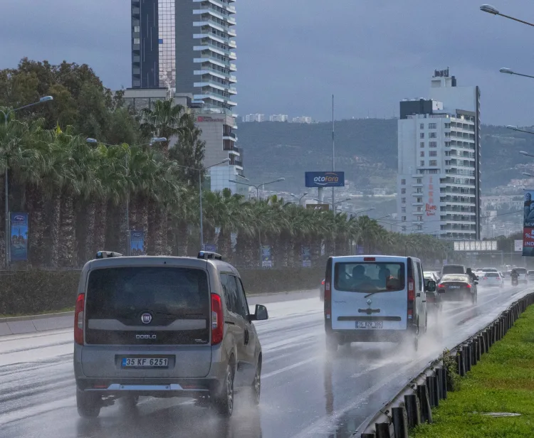 İzmir’de Fırtına ve Yağışa Karşı Teyakkuz!