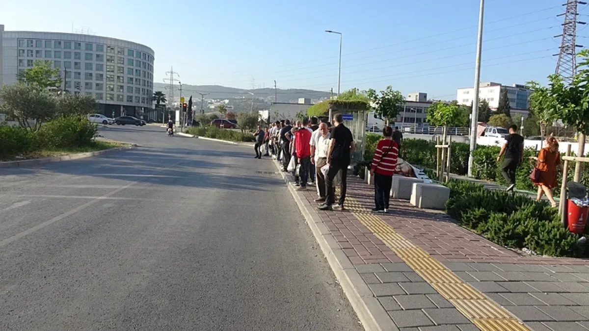 İzmir’de Grev 7. Günü: Otobüsler Durdu, Kuyruklar Uzadı!