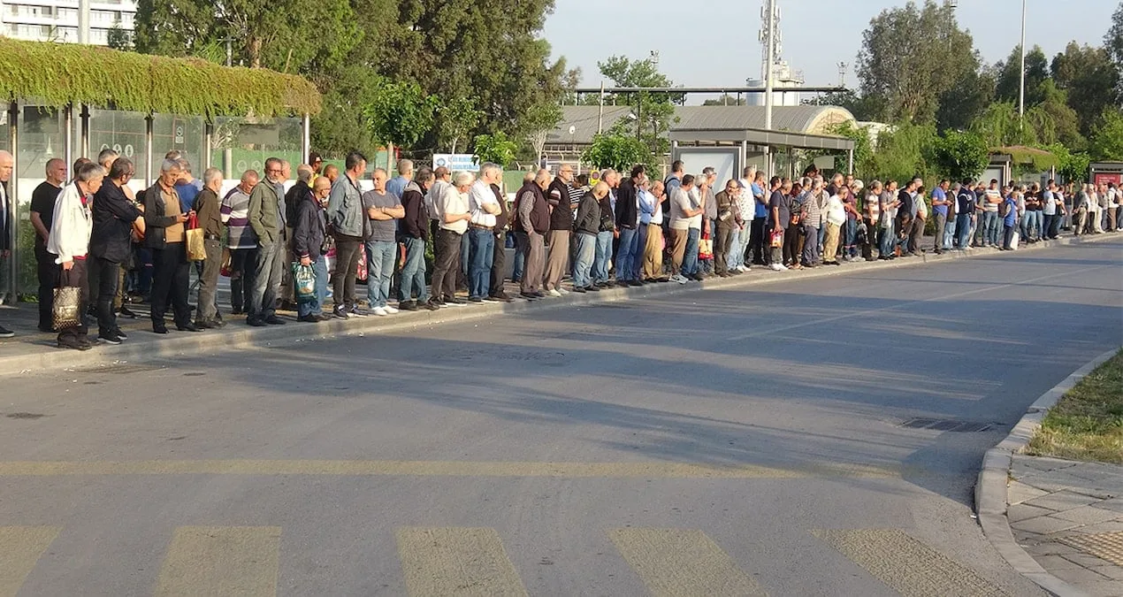 İzmir’de Grev: Ulaşımda Aksamalar ve Uzun Kuyruklar!