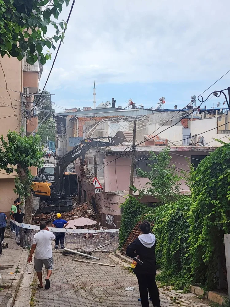 İzmir’de Hasarlı Binaların Yıkımına Devam Ediliyor