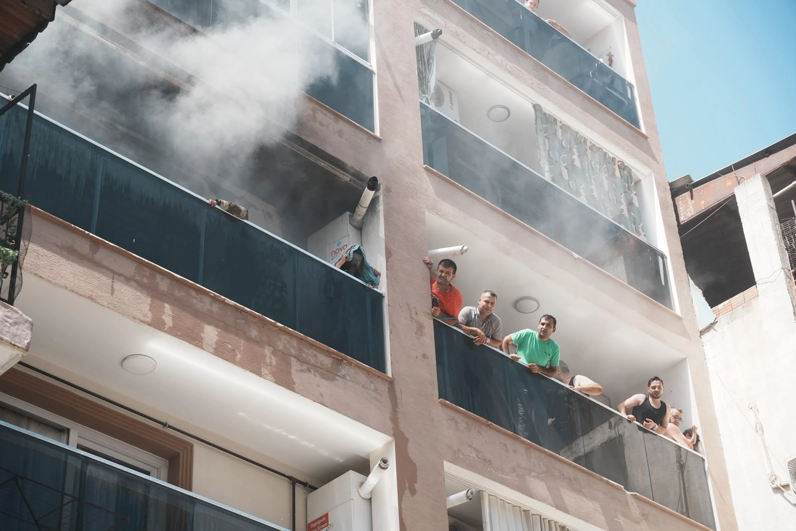 İzmir’de İtfaiye Kahramanları 10 Kişiyi Kurtardı!