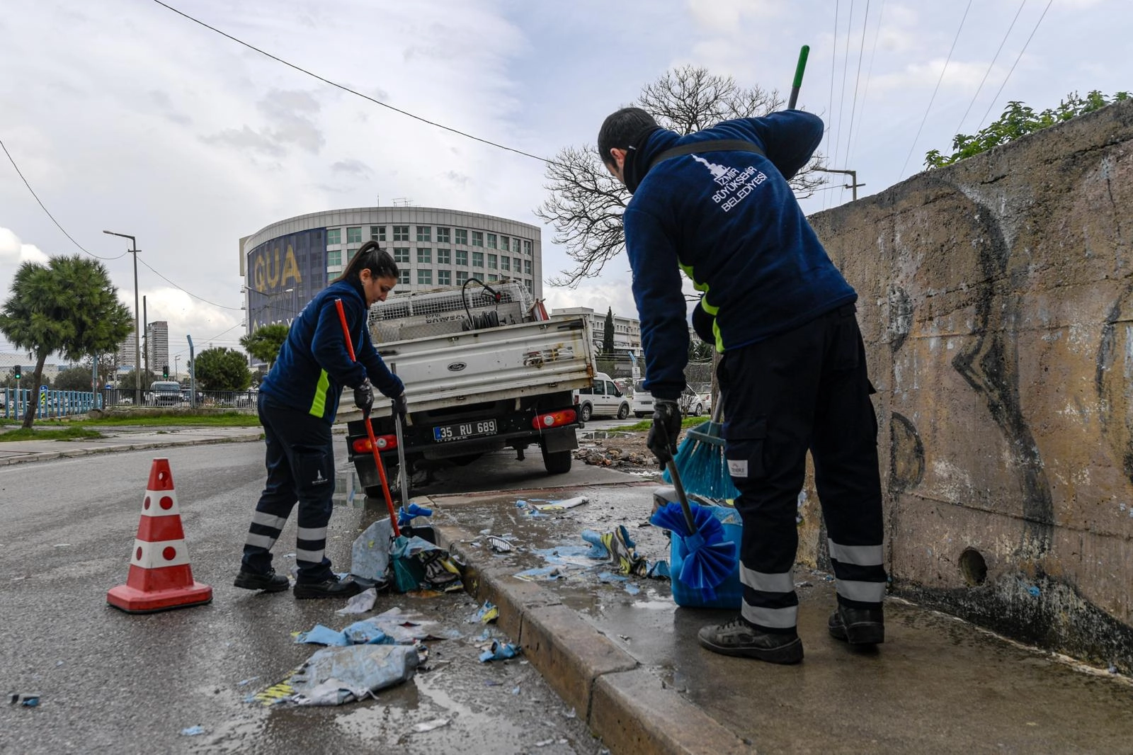 İzmir’de İzinsiz Afişlere Sıkı Denetim!
