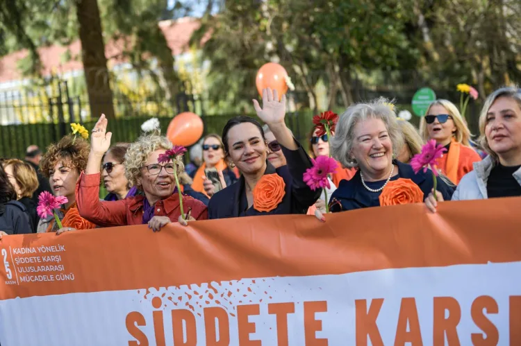 İzmir’de Kadına Şiddete Karşı Eşitlik Yürüyüşü