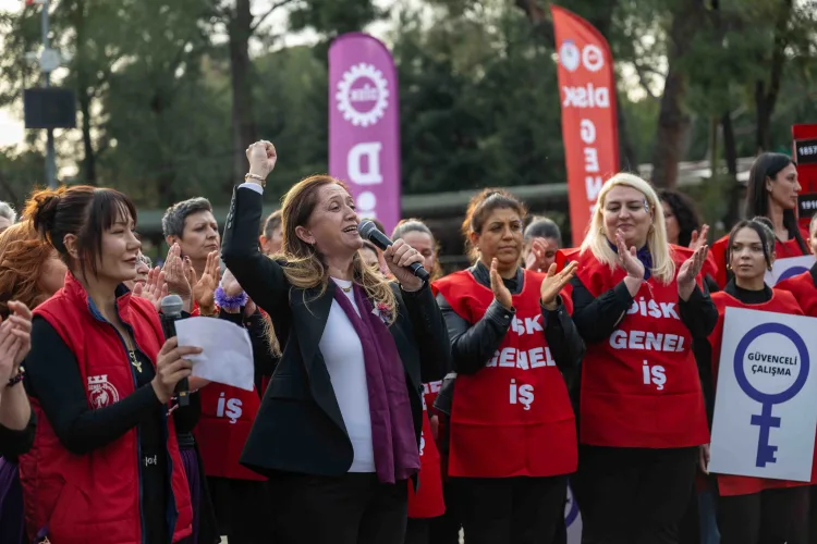 İzmir’de Kadınlar Günü’nde Dayanışma Rüzgarı Esti!