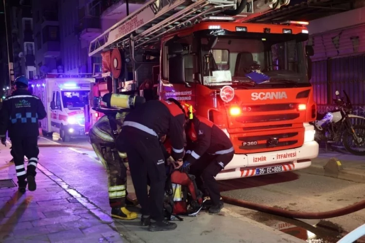 İzmir’de Kafede Yangın: 2 Kişi Dumandan Etkilendi