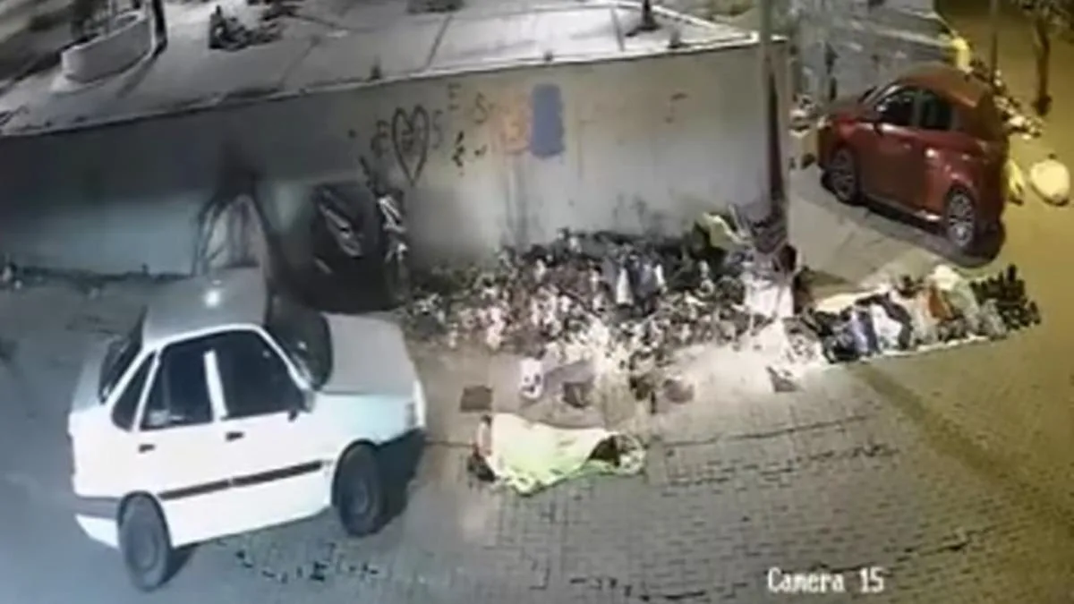 İzmir’de Kaldırımda Uyuyan Adamı Araba Geçti!