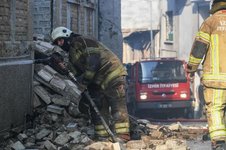 İzmir’de Metruk Binada Yangın, Ekipler Zamanla Yarıştı