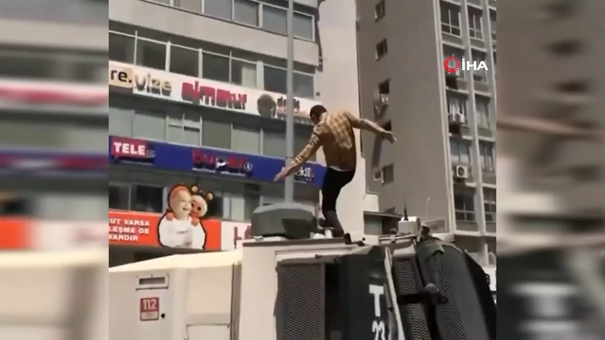 İzmir mitingi öncesi TOMA'nın üzerine çıkmıştı! Gözaltına alındı 3