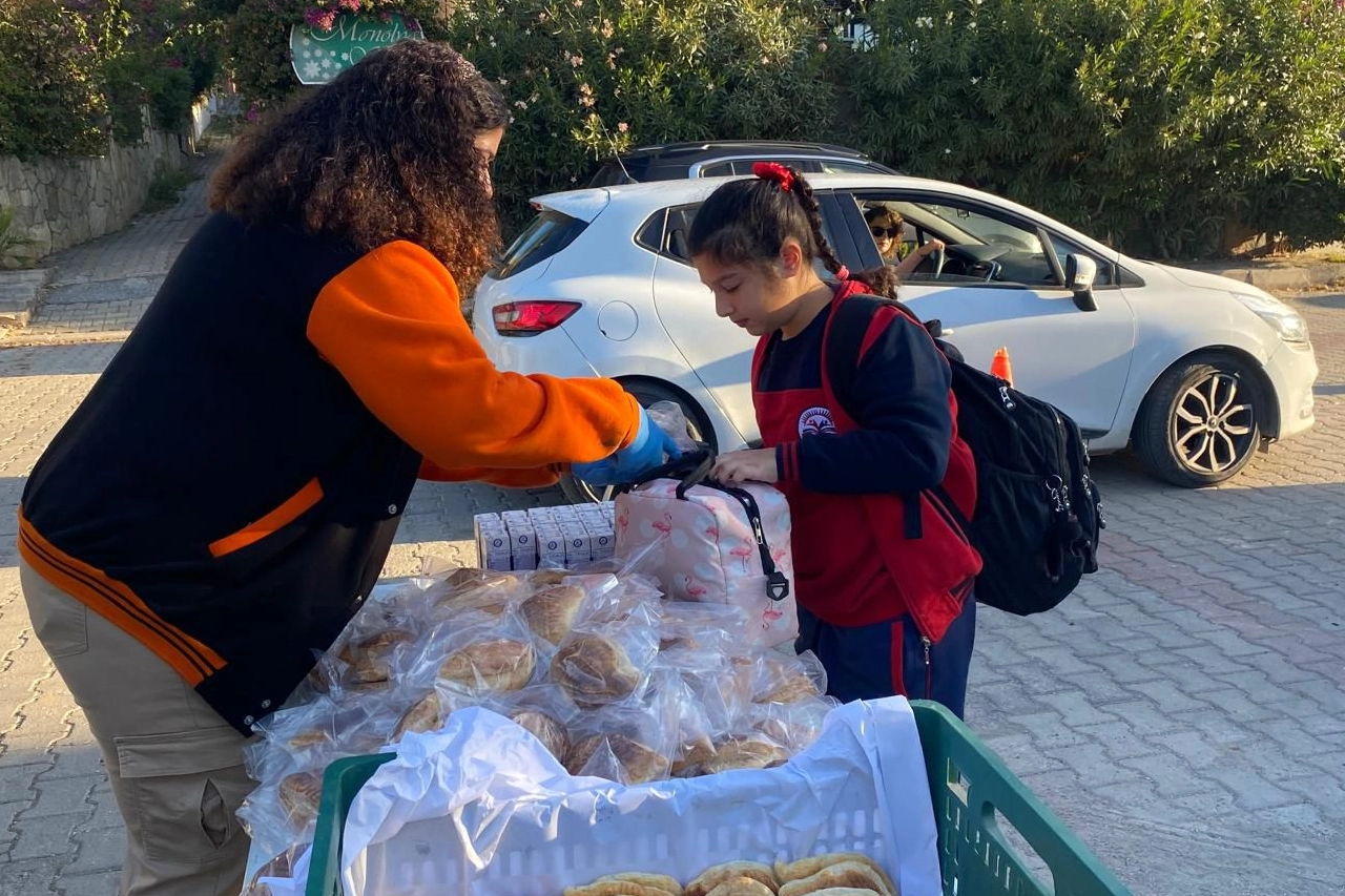 İzmir’de Öğrencilere Süt ve Simit Dağıtımı Devam