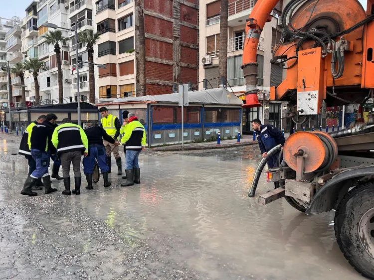 İzmir’de Rüzgar ve Deniz Seviyesi Rekor Kırdı!