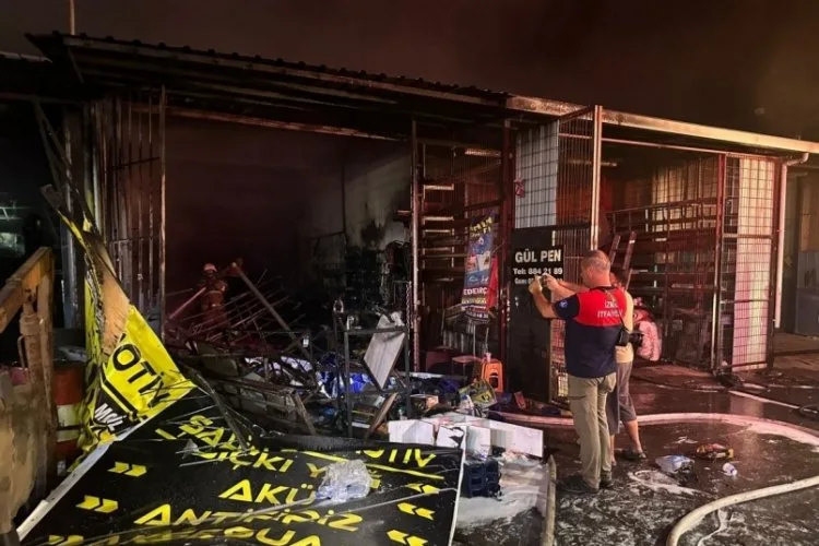 İzmir’de Sanayi Sitesinde Yangın: 3 Dükkan Kül Oldu
