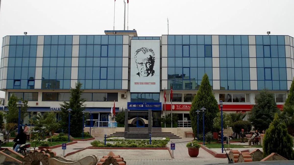 İzmir’de Şok Tutuklama: CHP’li Başkan Gözaltında!