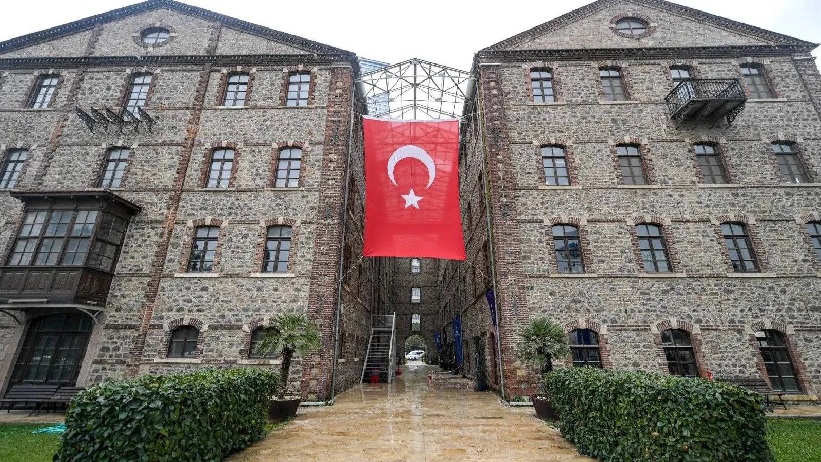 İzmir’de Tarihi Binalara El Koyma Tartışması