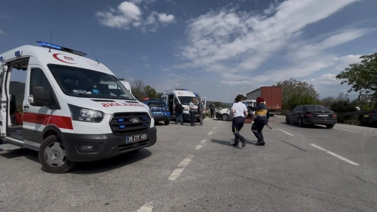İzmir’de Trafik Kazası: 4 Çocuk Yaralı!