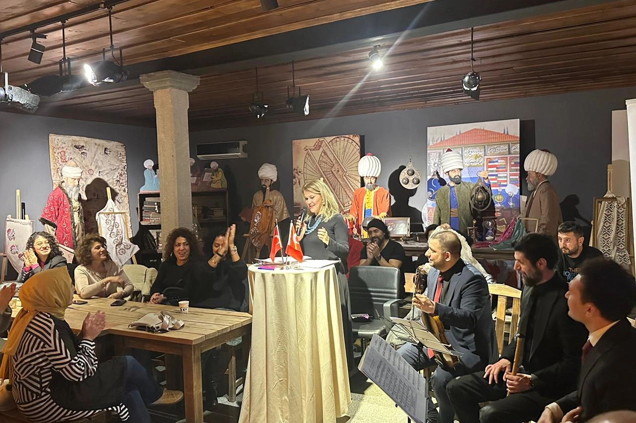 İzmir’de Türk Müziğiyle Öğretmenlere Ziyafet