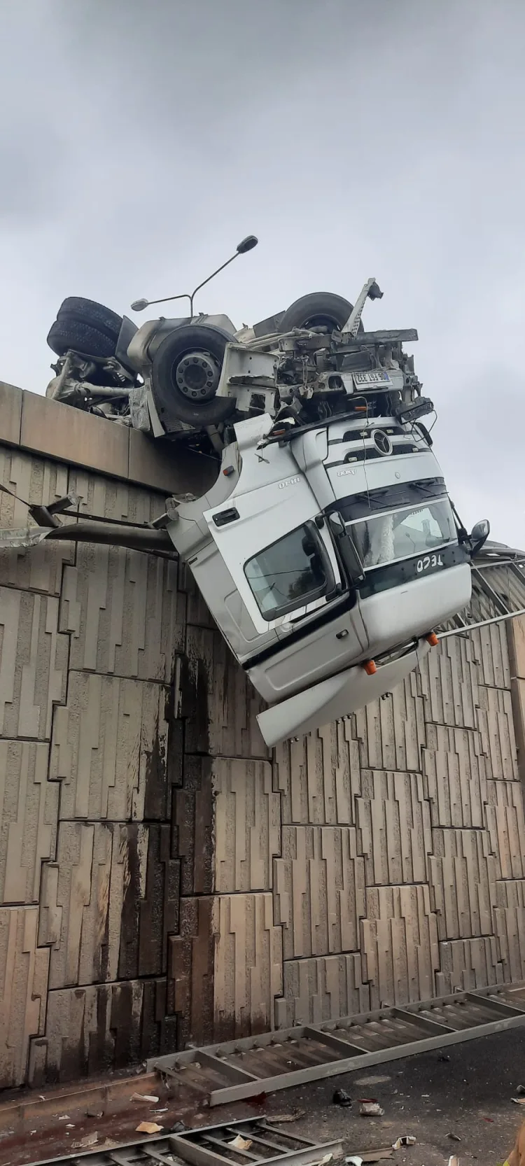 İzmir’de Viyadükte Asılı Kalan Sürücü Kurtarıldı!