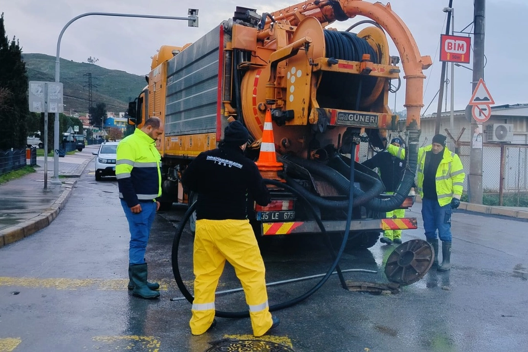 İzmir’de Yağış Alarmı: Ekipler Görevde!