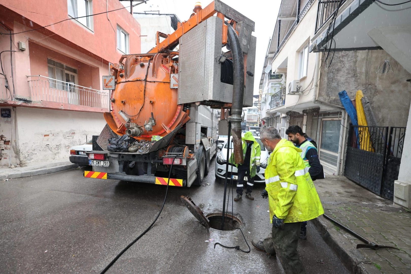 İzmir’de Yağmur Alarmı: Önlemler Artırıldı!