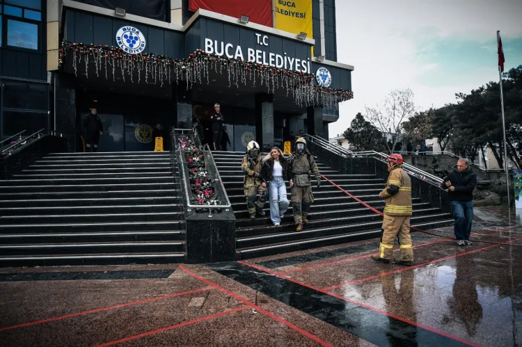 İzmir’de Yangın Tatbikatı: Ekipler Başarıyla Kurtardı