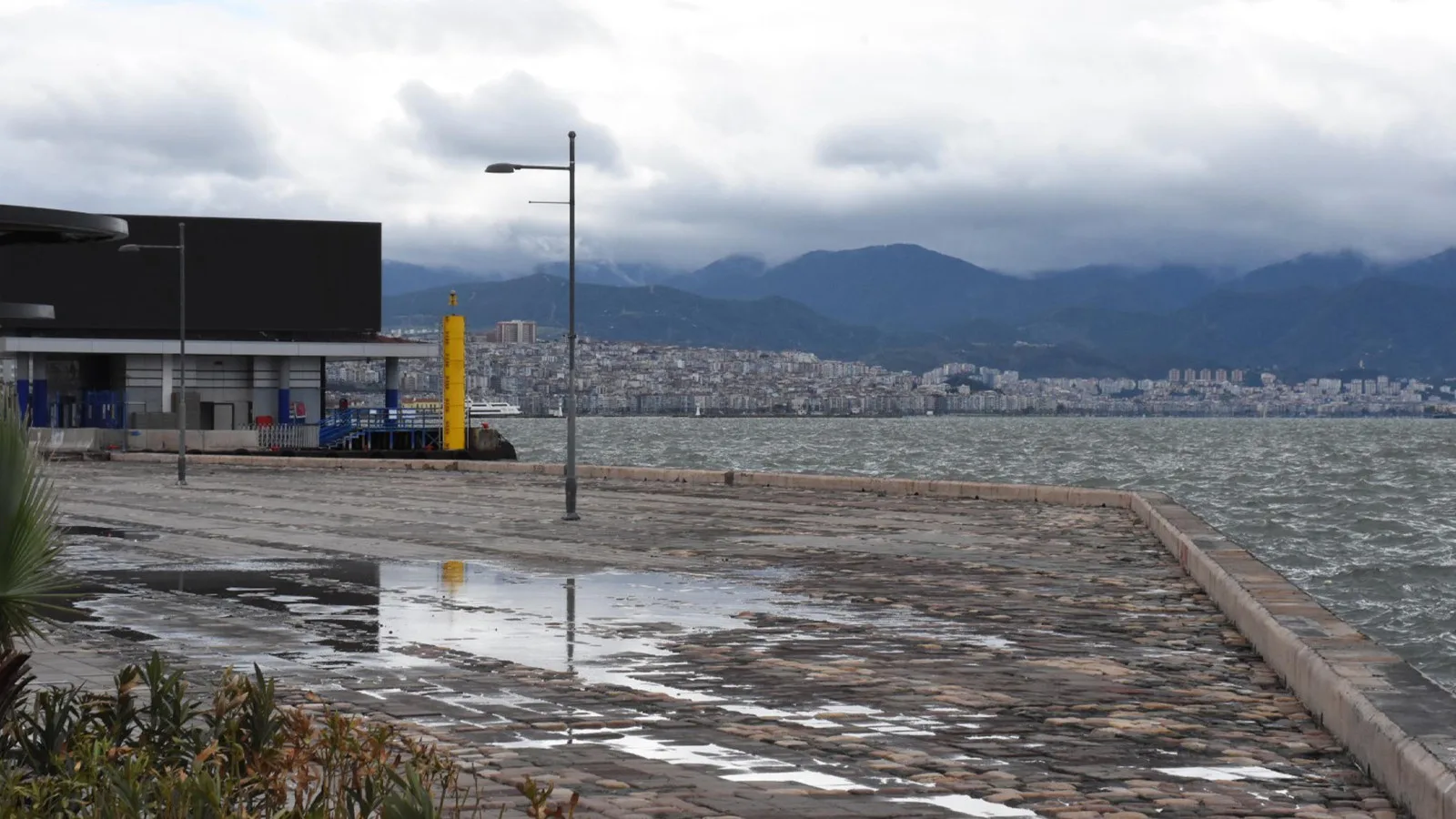 İzmir Her Yıl Çöküyor: Beton Bloklar Yetersiz!
