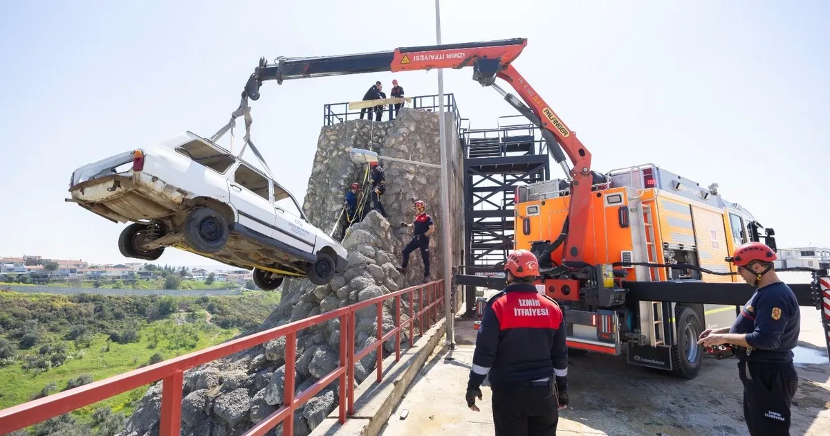 İzmir İtfaiyesi’nden Gece Eğitimleriyle Yangın Savunması