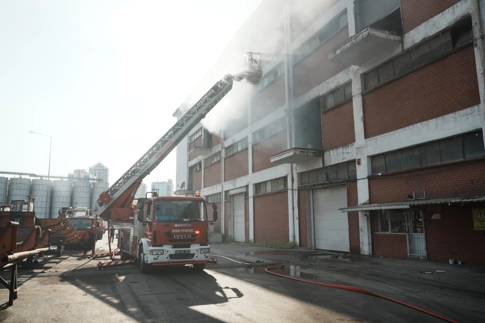 İzmir Liman’da Yangın: Hızlı Müdahale ile Kontrol Altında