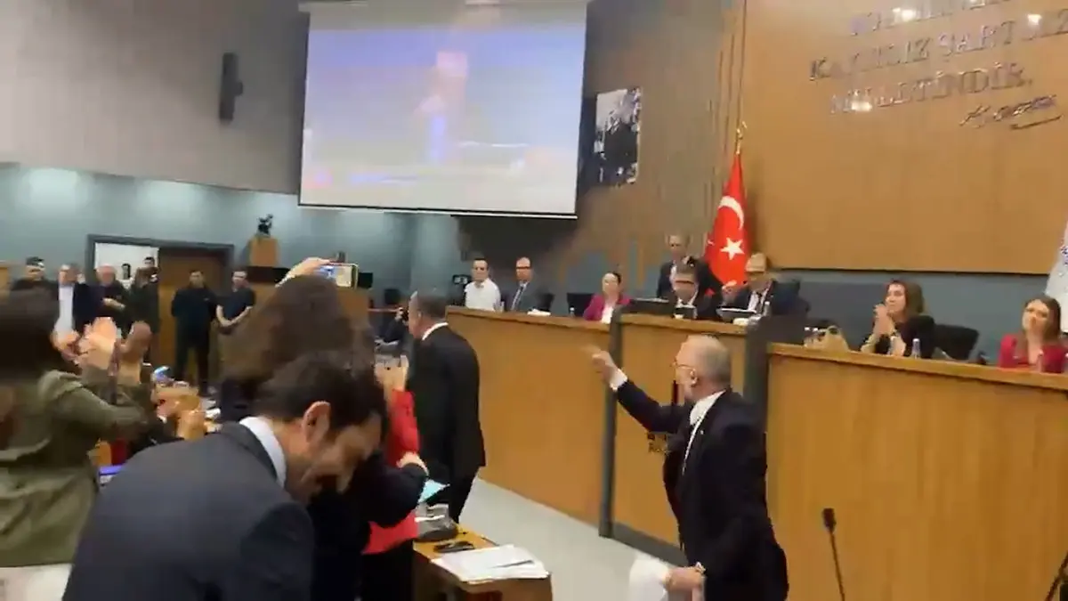 İzmir Belediye Meclisi karıştı! Yumruk ve küfürler havada uçuştu 2
