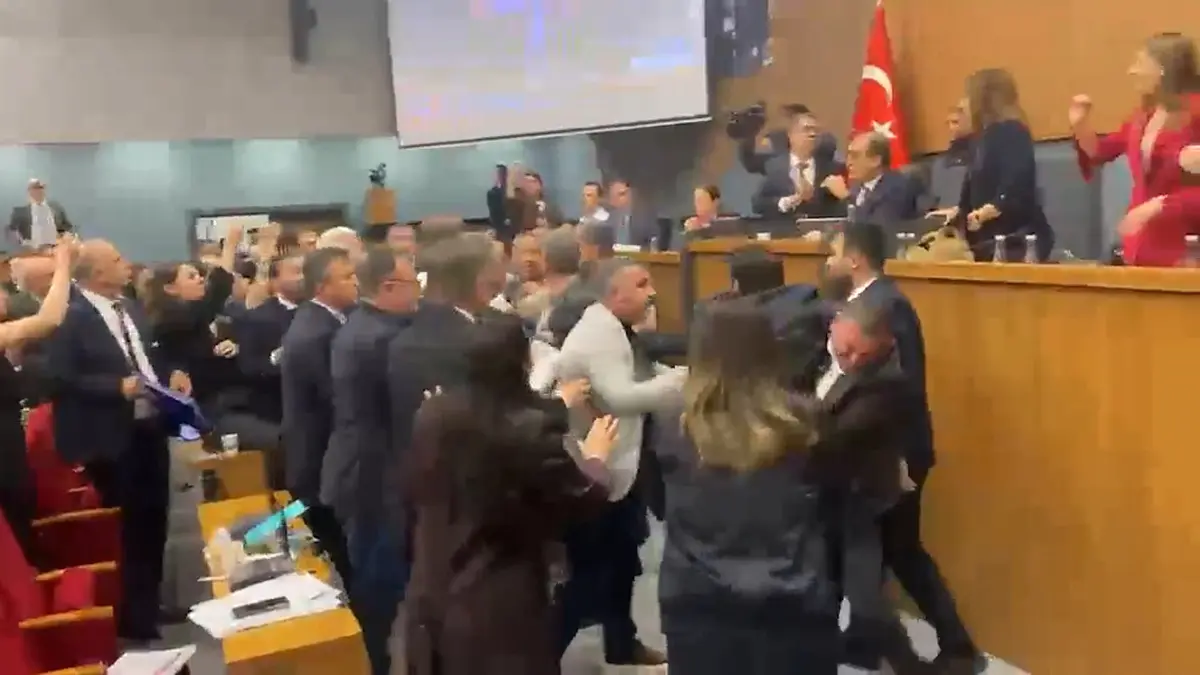 İzmir Belediye Meclisi karıştı! Yumruk ve küfürler havada uçuştu 4