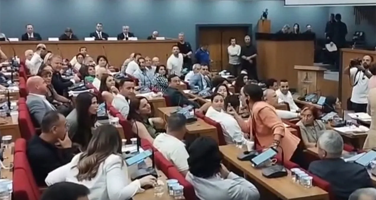 İzmir Meclisinde Gergin Anlar ve Tartışmalar!