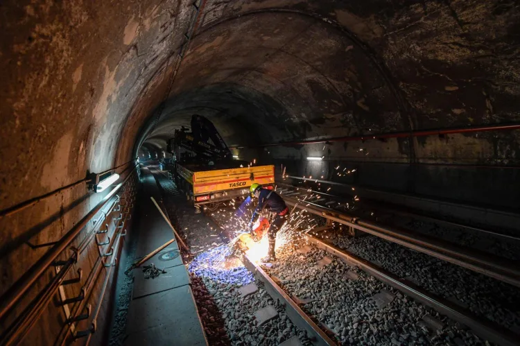 İzmir Metro’da Gece Bakım: 700 Metre Ray Değişecek!
