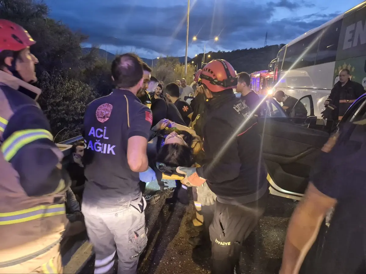 İzmir otoyolunda zincirleme kaza! 5 otomobil, otobüs, tır... 2