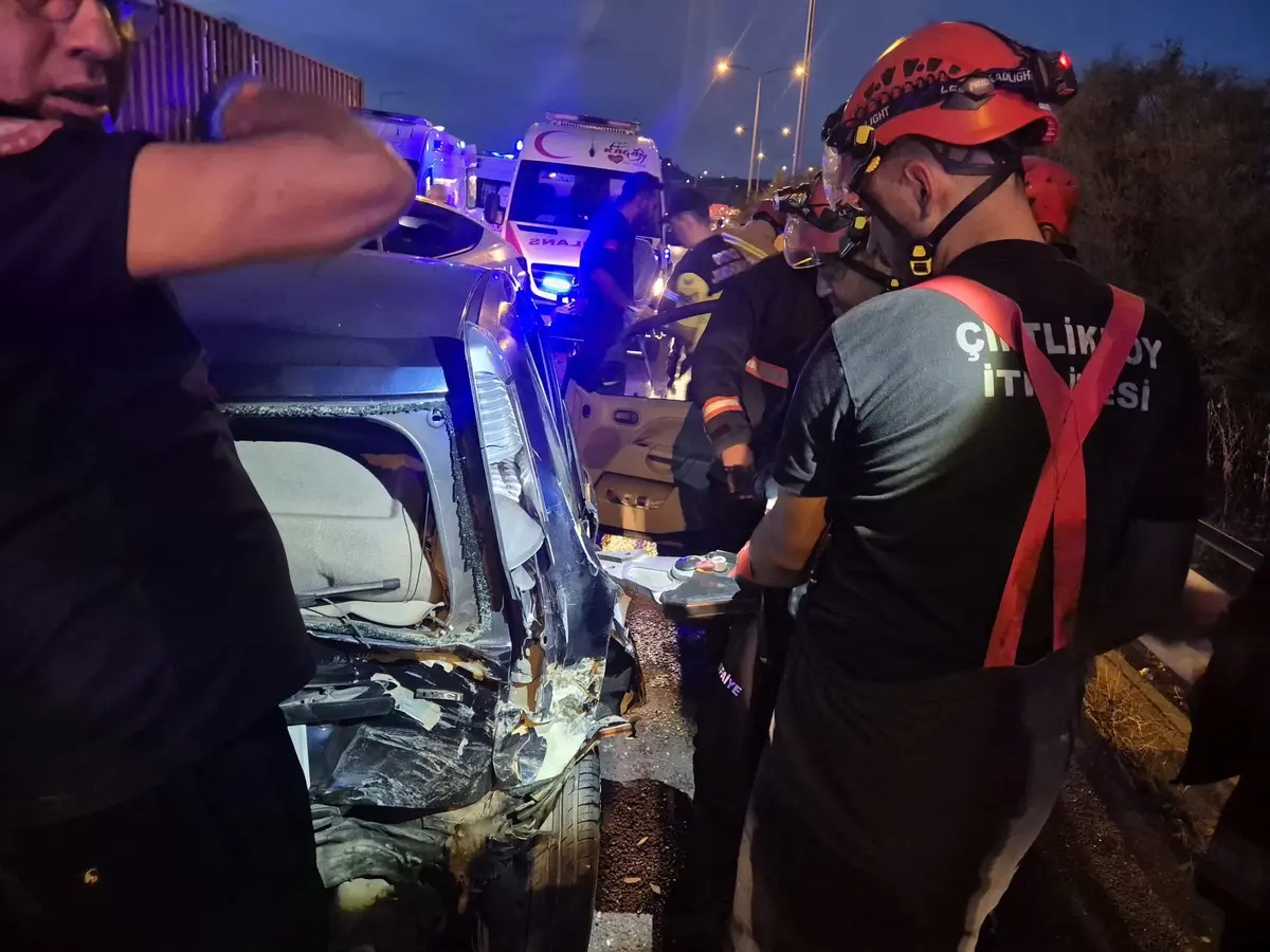 İzmir otoyolunda zincirleme kaza! 5 otomobil, otobüs, tır... 3