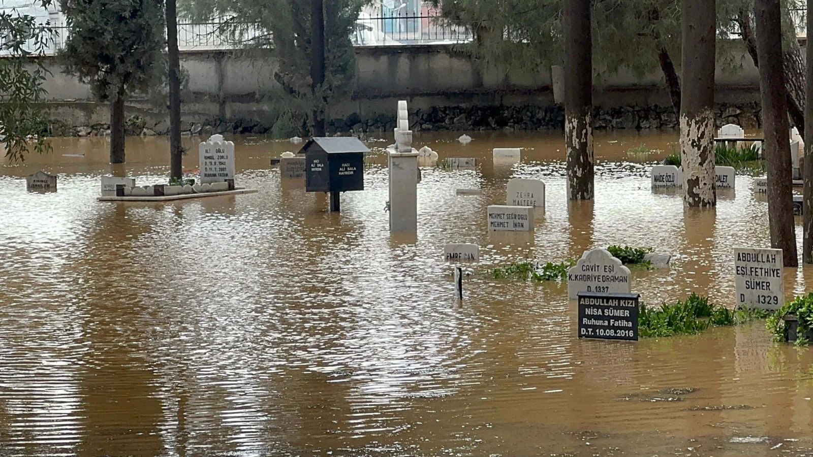 İzmir ve Aydın’da Şiddetli Yağış Hayatı Felç Etti