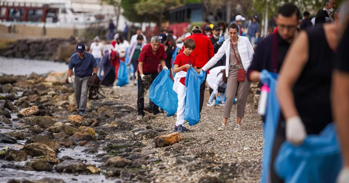 İzmirlilerden Kıyı Temizliğiyle Rekor Denemesi!