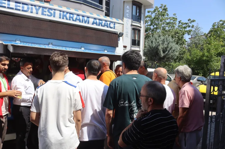 İzmit Belediyesi’nden Cami Cemaatine İkram