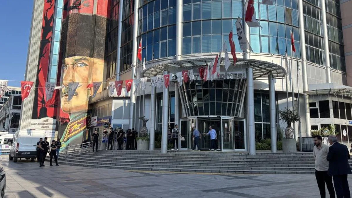 İzmit Belediyesi’ne Operasyon: Başkan Gözaltında!
