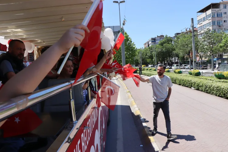 İzmit Sokakları 19 Mayıs Coşkusuyla Şenlendi!