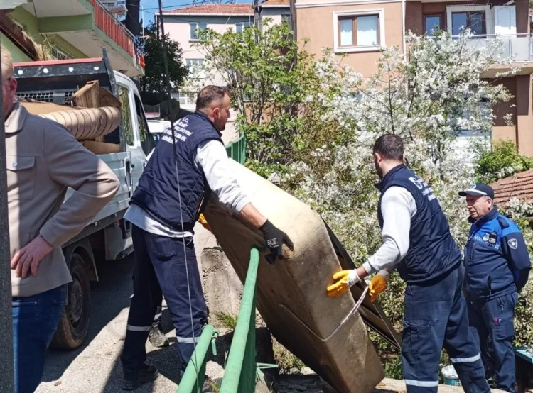 İzmit’te Çöp Ev Temizlendi, Sağlık Riski Ortadan Kalktı