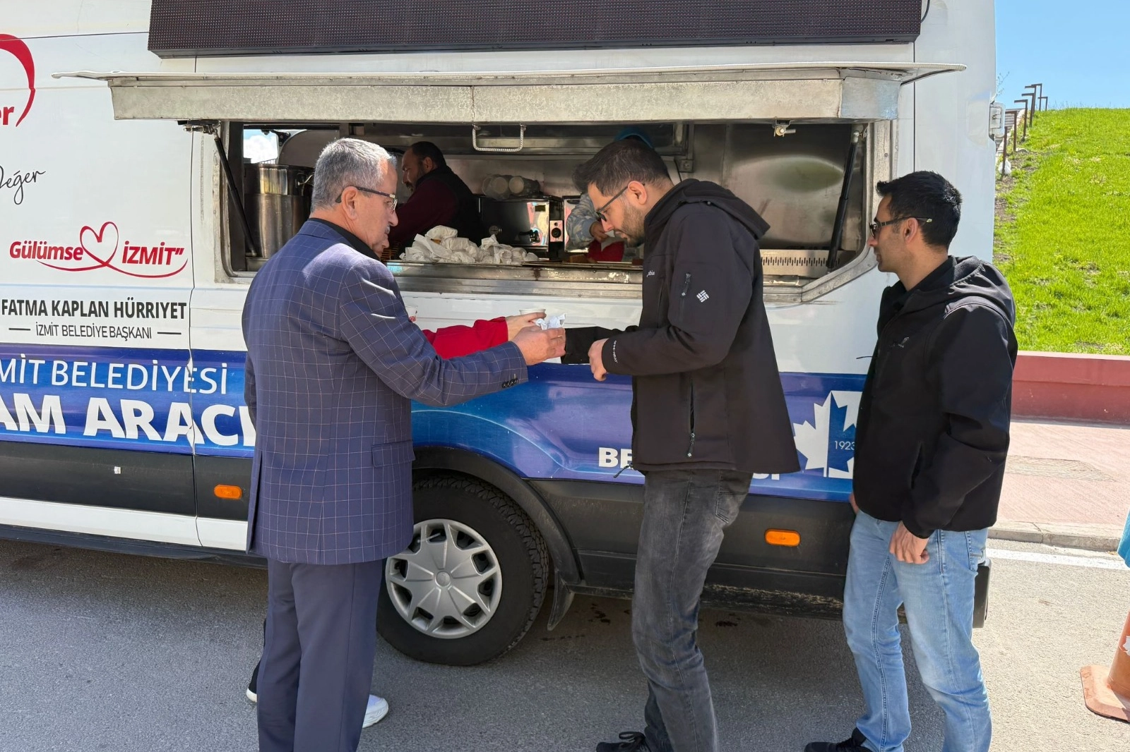 İzmit’te Cuma Namazı Sonrası Sıcak İkram!