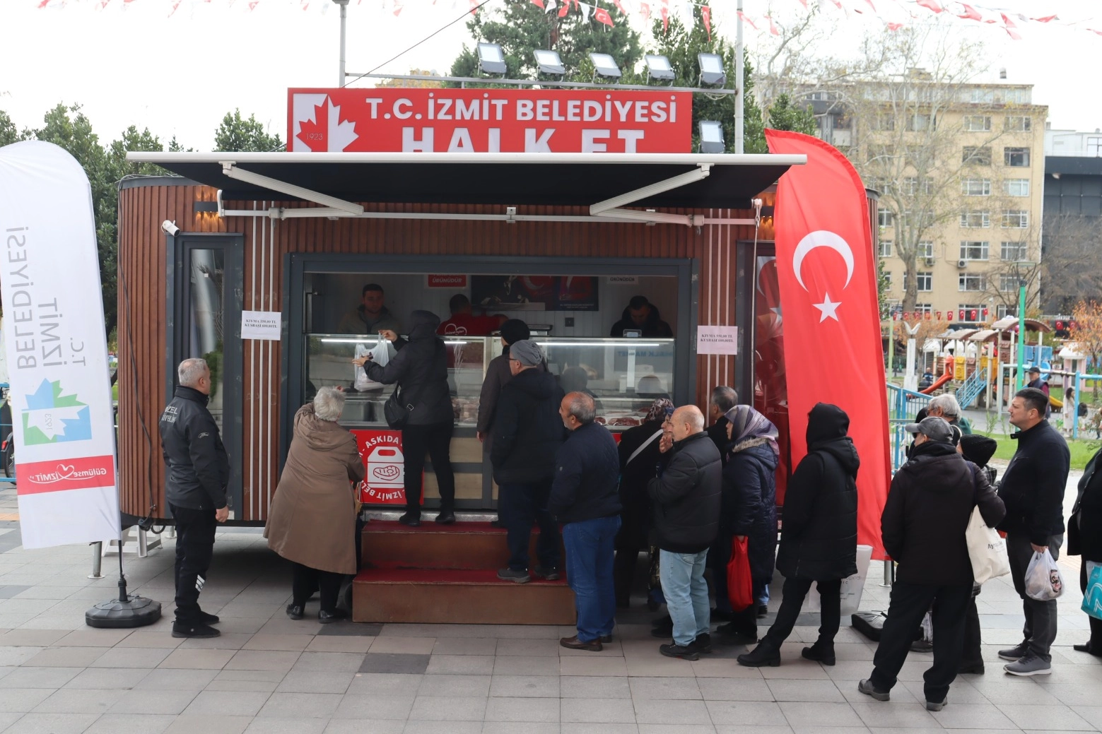 İzmit’te Halk Et Mobil Aracı’na Yoğun İlgi