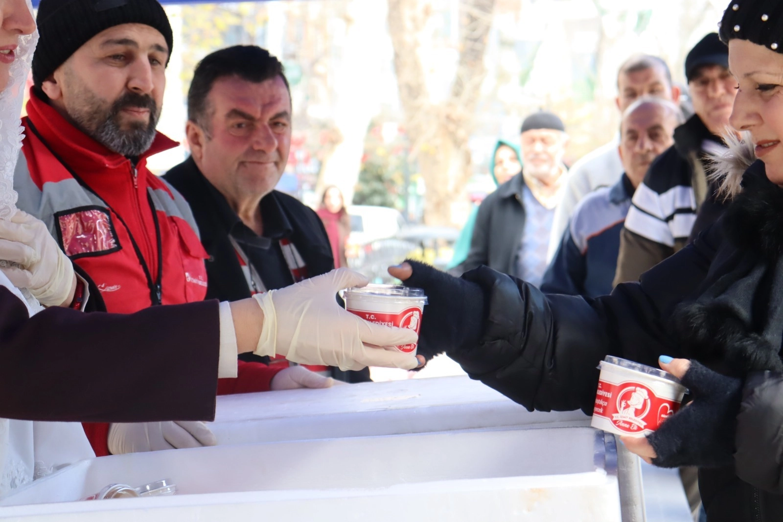 İzmit’te Miraç Kandili’nde Helva İkramı