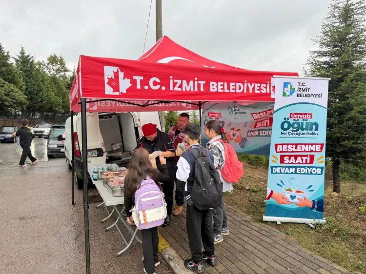 İzmit’te Öğrencilere Pizza ve Ayran İkramı!