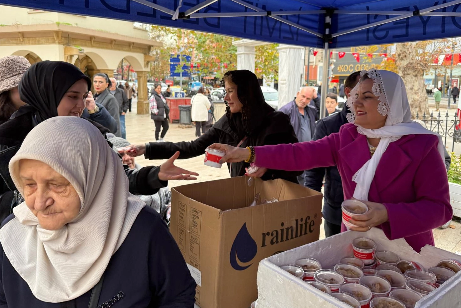 İzmit’te Regaip Kandili’nde Helva İkramı