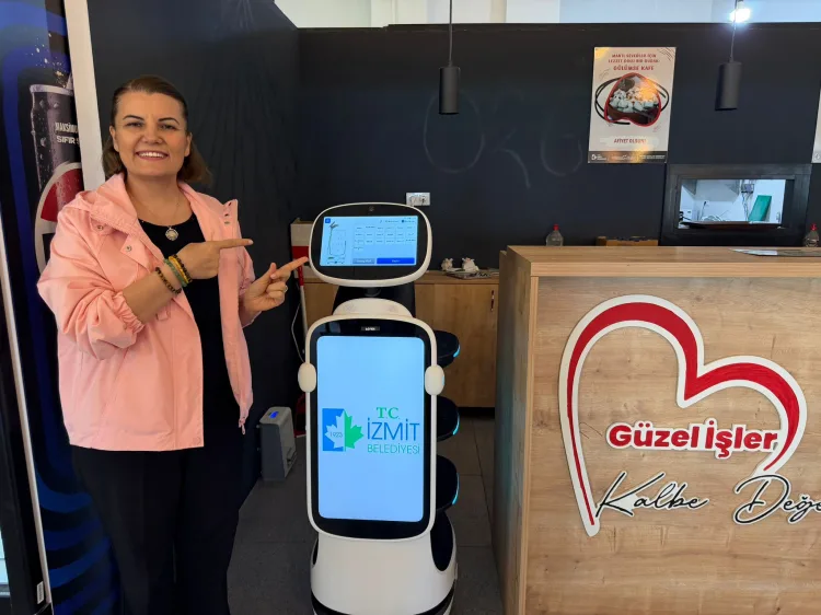 İzmit’te Servis Robotu ‘Lili’ Hizmete Girdi!