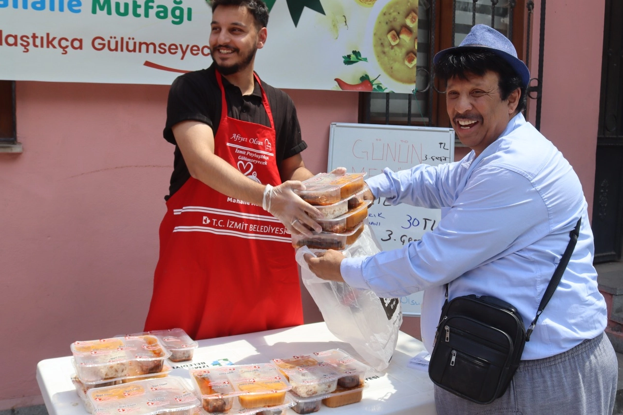 İzmit’te Sıcak Yemek Desteği Devam Ediyor!