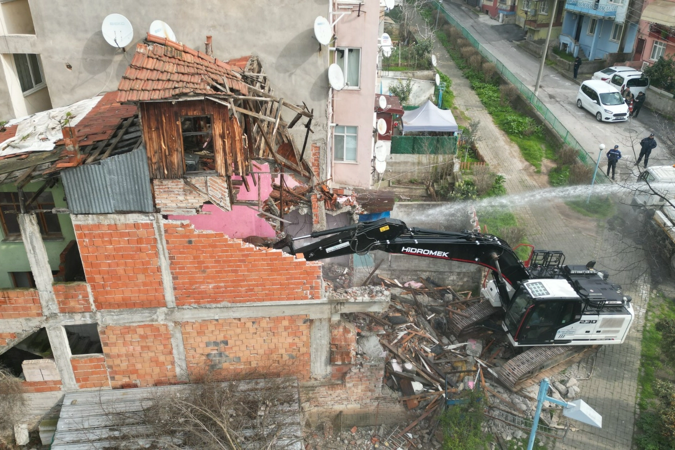 İzmit’te Tehlikeli Bina Yıkıldı, Güvenlik Sağlandı