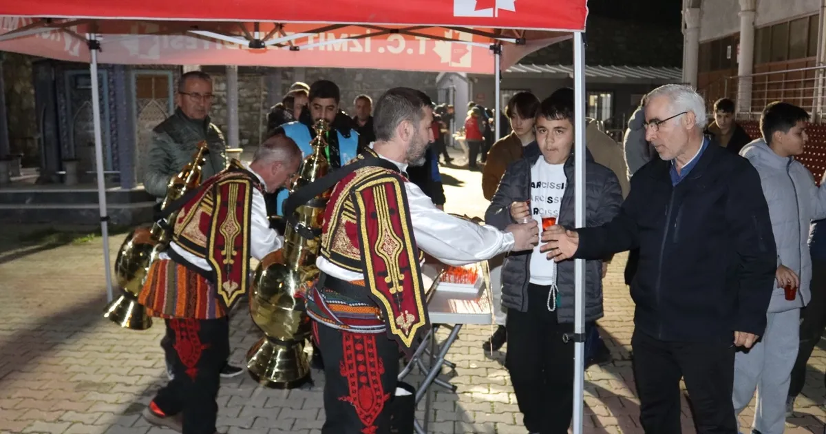 İzmit’te Teravih Sonrası Sıcak İkramlar